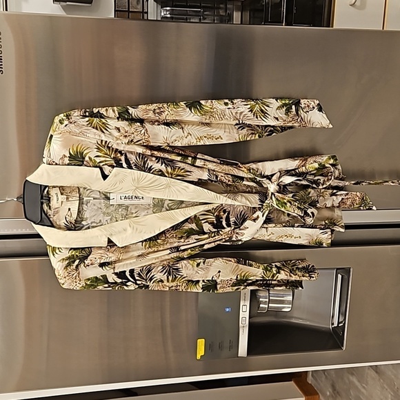 💕L'AGENCE💕 Ciara Robe Blouse ~ Antique White Safari Print Medium M NWT - Picture 8 of 16